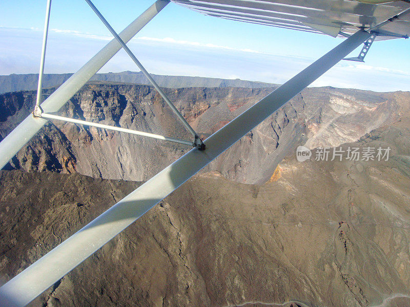 乌尔姆航班在留尼汪岛上空。火山Piton de la Fournaise的观点。